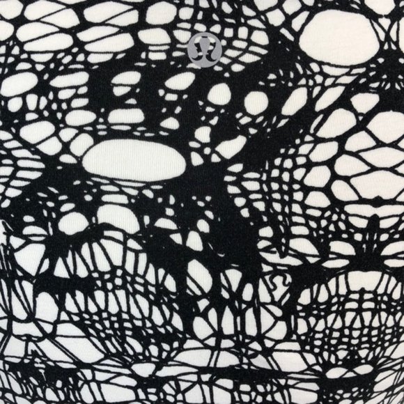 LULULEMON Lively Crewneck T-SHIRT Vitasea Black GLACIER Lace Pattern! Size 4! - Picture 7 of 7